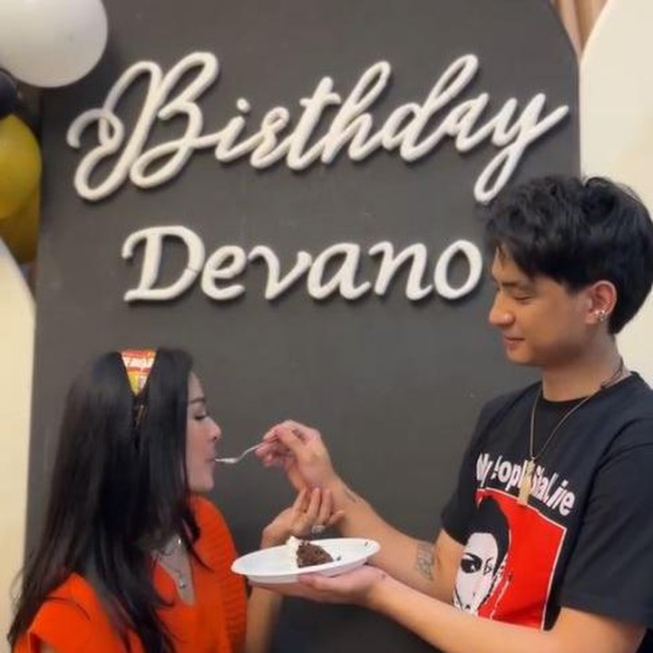 <p>Di perayaan ulang tahun Devano, Iis Dahlia menyiapkan dekorasi spesial dengan <em>backdrop</em> bertuliskan 'Birthday Devano'. Perayaan ulang tahun Devano diisi dengan acara potong kue dan berfoto bersama keluarga dan sahabat dekat. Devano secara khusus memberikan potongan kue pertamanya untuk sang Bunda. (Foto: Instagram @isdadahlia)</p>