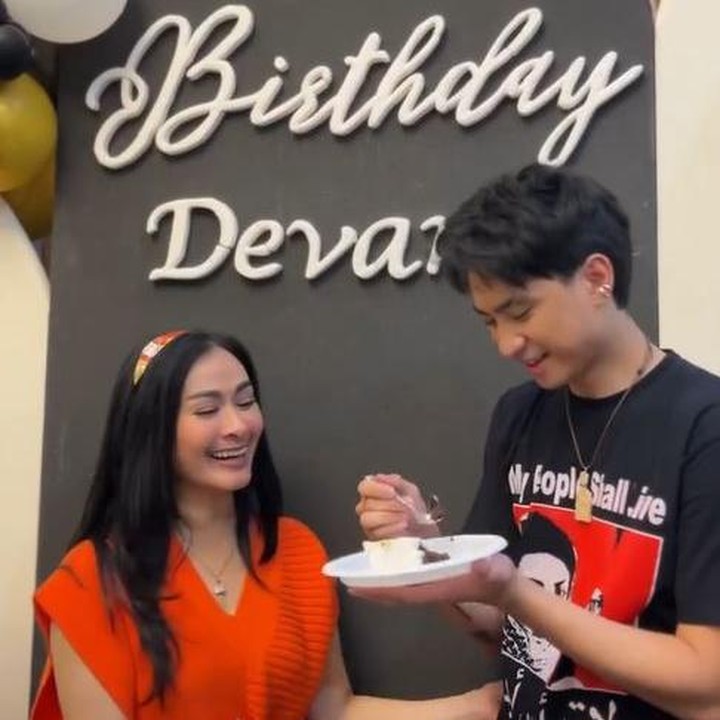 <p>Momen perayaan ulang tahun ini dibagikan oleh ibunda Devano, yakni penyanyi dangdut Iis Dahlia. Melalui unggahan di Instagram, Iis Dahlia mem-<em>posting</em> acara syukuran ulang tahun sang putra yang dilangsungkan secara sederhana. (Foto: Instagram @isdadahlia)</p>
