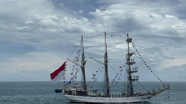 Acara parade kapal perang di Teluk Jakarta menampilkan kapal perang terbesar di Asia Tenggara, KRI Brawijaya-320 hingga kapal selam milik TNI AL.
