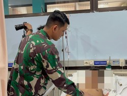 Pertaruhan Nyawa Dokter Aaron Amputasi Nur Ahmad di Reruntuhan Ponpes