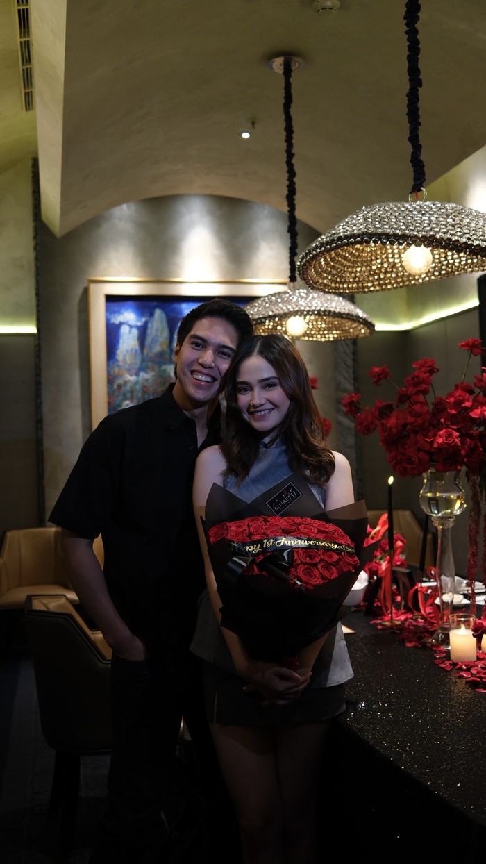 El Rumi dan Syifa Hadju merayakan satu tahun hubungan bersama. Tak sekadar makan malam romantis, dalam momen tersebit El juga memberikan hadiah kalung Cartier.