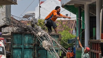 FOTO: Evakuasi Lanjutan Korban Bangunan Ponpes Sidoarjo yang Ambruk