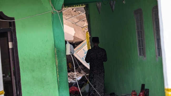Lokasi Diidentifikasi, Evakuasi Korban Ponpes Sidoarjo Lanjut Hari Ini BNPB ungkap telah identifikasi lokasi sejumlah korban yang masih terperangkap di reruntuhan Pondok Pesantren Al Khoziny Sidoarjo.