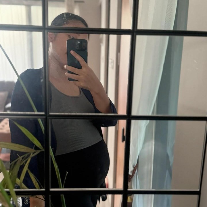<p>Kehamilan ini sebenarnya menjadi yang keempat bagi Evi Masamba, Bunda. Evi diketahui pernah mengalami keguguran saat hamil anak kedua. Evi sendiri resmi menikah dengan Arif Hajrianto pada tahun 2018. Dari pernikahan ini, Evi telah dikaruniai dua anak. (Foto: Instagram @evi_masamba_real)</p>