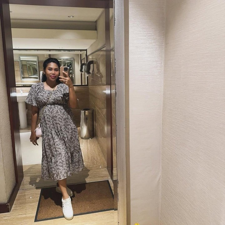 <p>Meski tidak mengalami banyak keluhan, Evi sempat ngidam makanan unik saat hamil anak ketiga ini, Bunda. Di awal-awal kehamilan, Evi ngidam makanan sayur pakis yang sulit didapatkan di Jakarta. Ia pun memutuskan untuk membelinya dari luar kota untuk dikirim ke rumah. "Kemarin aku tuh pesan sayur pakis di Bangka Belitung. Dari Bangka Belitung langsung dikirim satu hari nyampe. Nah, makanya aku bilang ini aneh," ujar Evi, dilansir</p>