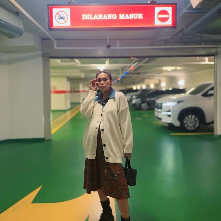 <p>Selama hamil anak ketiga ini, Evi masih aktif menerima job bernyanyi off air. Evi mengaku bahwa kehamilannya ini berbeda dengan kehamilan sebelumnya. Alih-alih berdiam diri di rumah, ia malah lebih suka menghabiskan waktu dengan bekerja. "Justru aku tuh lebih senang kerja ke luar kota. Malah kalau tinggal di rumah itu aku makin mual," kata Evi dalam acara <em>Pagi-pagi Ambyar&nbsp;</em>di Trans TV, beberapa waktu lalu. (Foto: Instagram @evi_masamba_real)</p>