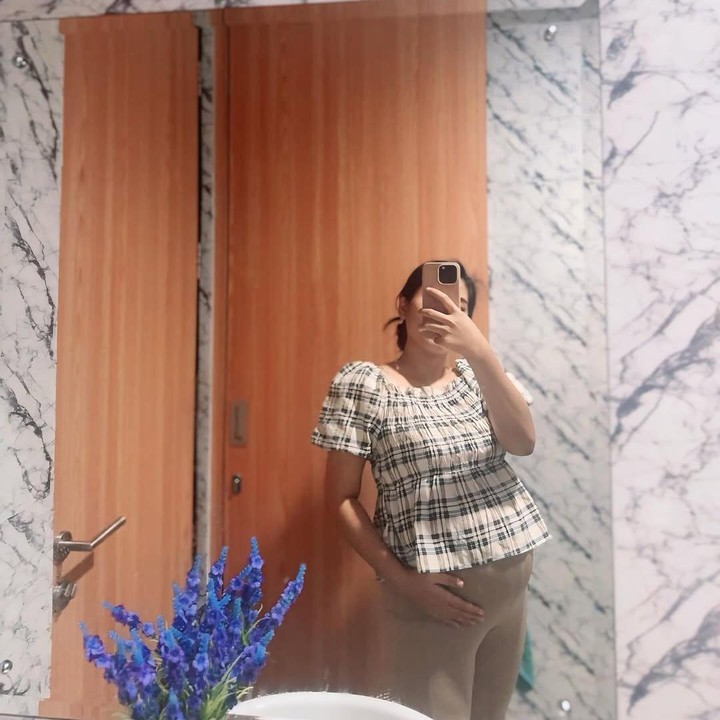<p>Evi sering membagikan potret baby bump kehamilannya di Instagram. Terbaru, pelantun lagu <em>Bidadari Lupa Diri</em> ini mengunggah <em>baby bump</em> kehamilan yang sudah terlihat besar. Evi tampaknya sudah tidak sabar untuk menanti kelahiran anak ketiganya. <em>Masya Allah.</em> Gak lama lagi. Sehat2 yah bumil," tulisnya dalam unggahan ini. (Foto: Instagram @evi_masamba_real)</p>