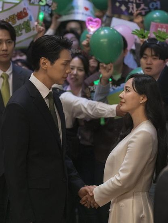 First Lady menceritakan Hyun Min Cheol (Ji Hyun Woo), pria yang tumbuh besar di panti asuhan, namun berhasil menjadi presiden terpilih di Korea Selatan.

Hyun Min Cheol memiliki seorang istri bernama Cha Soo Yeon (Eugene) yang akan menjadi ibu negara. Namun, 67 hari sebelum pelantikannya sebagai presiden, Hyun Min Cheol justru ingin bercerai dari Cha Soo Yeon.