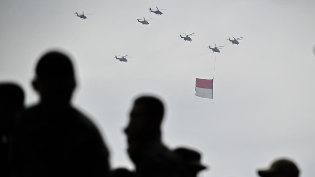 Prabowo Hadiri HUT TNI ke-80, Keliling Monas Sapa Warga Jelang Upacara Presiden RI Prabowo Subianto menghadiri puncak HUT TNI ke-80 di Monas, Jakarta, Minggu (5/10).