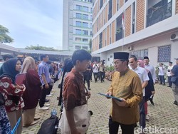 Pramono Serahkan 1.238 Ijazah Pelajar Jakarta yang Tertahan gegara Biaya
