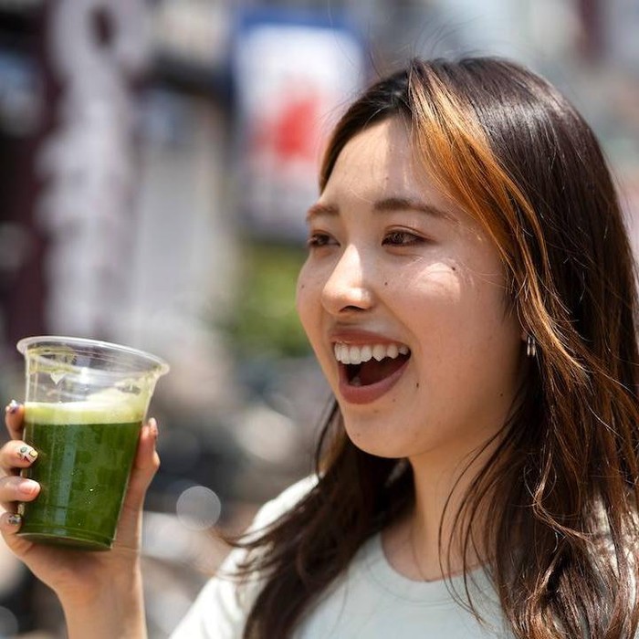Pure Matcha memiliki beragam kandungan yang berpotensi baik untuk kulit, seperti EGCG (Epigallocatechin Gallate), Chlorophyll, Polifenol dan Flavonoid, serta adanya mineral dan vitamin pendukung (Vitamin C, E, dan lainnya). Kandungan-kandungan tersebutlah yang akan membantu membuat kulit menjadi lebih sehat.