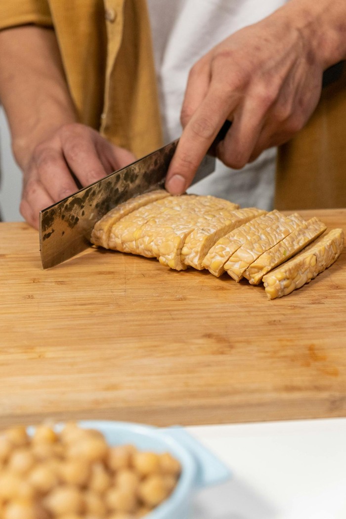 Tempe merupakan protein nabati dengan harga murah dan paling mudah ditemukan. Ini dia manfaat rutin konsumsi tempe untuk kesehatan