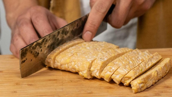 Tempe merupakan protein nabati dengan harga murah dan paling mudah ditemukan. Ini dia manfaat rutin konsumsi tempe untuk kesehatan