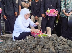 Khofifah Takziah dan Iringi Pemakaman Atlet Muda Naufal di Gresik
