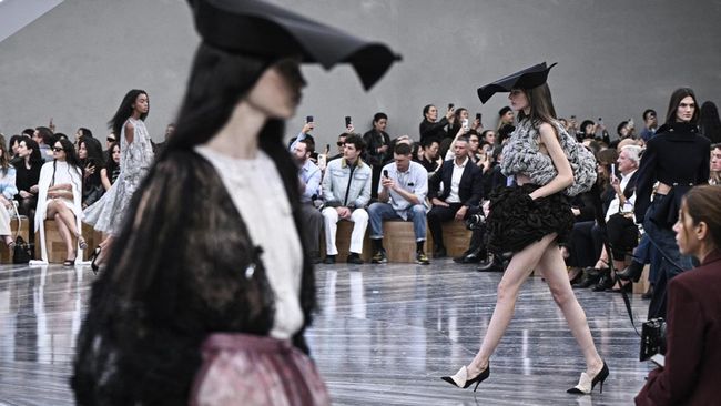 Debut Jonathan Anderson untuk Dior jadi salah satu yang dinanti dalam Paris Fashion Week kali ini.