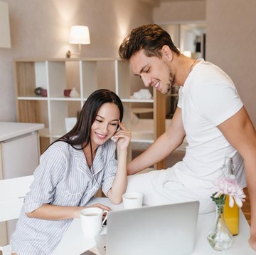 5 Hal yang Dilakukan Pasangan Bahagia Setiap Pagi Menurut Psikolog