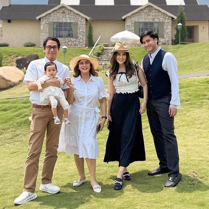<p>Momen liburan keluarga ini terasa makin istimewa karena Kevin turut ditemani oleh kedua orang tuanya, Addie MS dan Memes. Kebersamaan mereka pun dibagikan Vicy lewat unggahan di Instagram pribadinya. (Foto: Instagram @vicymelanie)</p>