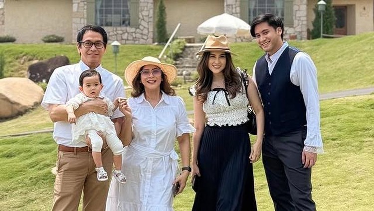 Momen Kevin Aprilio & Istri Ajak Kedua Orang Tua Family Time Bersama Cucu Pertama