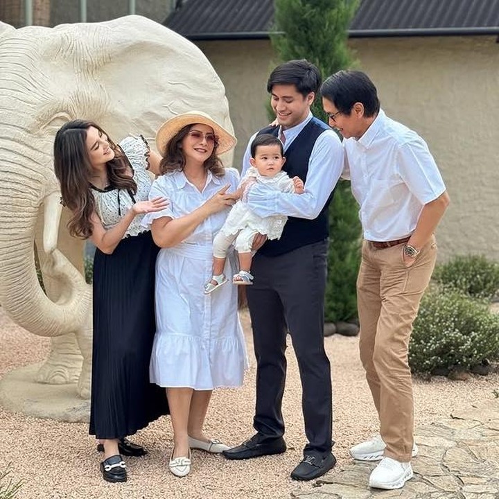 <p>Kehidupan selebriti memang selalu menarik untuk diikuti. Baru-baru ini, Kevin Aprilio bersama istrinya, Vicy Melanie, serta putri kecil mereka, Kimova Dasha Aprilio, terlihat tengah menikmati liburan di Rustic Market Explore The Museum yang berlokasi di Sentul, Bogor. (Foto: Instagram @vicymelanie)</p>