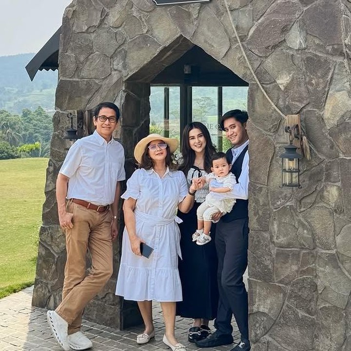 <p>Dalam unggahannya itu, Vicy menuliskan <em>caption</em>, "<em>Family time</em> (dengan emot hati)," tulisnya. (Foto: Instagram @vicymelanie)</p>