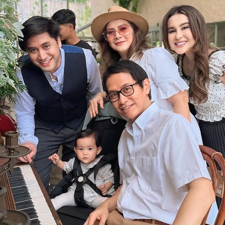 <p>Tak hanya bersama anak dan istri, Kevin juga terlihat santai dan tak canggung saat liburan bersama dengan kedua orang tuanya. Bagaimana menurut, Bunda? (Foto: Instagram @vicymelanie)</p>