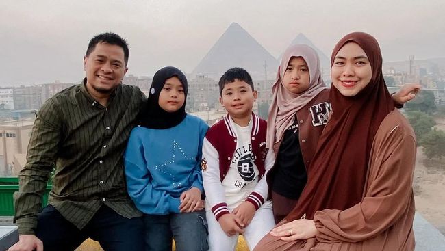 Oki Setiana Dewi Bagikan Kehidupan di Mesir, Intip 5 Potret Sang Suami Ikut Berkunjung