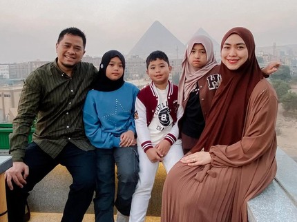 Oki Setiana Dewi Bagikan Kehidupan di Mesir, Intip 5 Potret Sang Suami Ikut Berkunjung