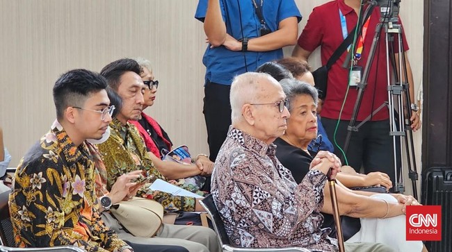 Orang tua Nadiem Makarim hadir di sidang Praperadilan di PN Jakarta Selatan. Nadiem menggugat Kejaksaan Agung terkait status tersangkanya dalam kasus korupsi.