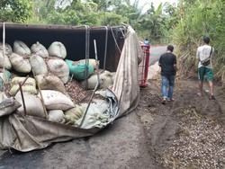 Tak Kuat Menanjak, Truk Muatan Kulit Kemiri Terbalik di Empat Lawang