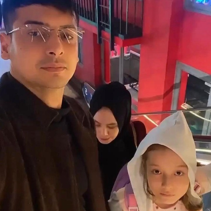 <p>"Anak perempuan yang sering dipeluk dan dirangkul ayahnya akan kuat katanya...Biasanya mamah sama anak perempuannya potong rambut, tapi sekarang Abah sama anak perempuannya," tulisnya. (Foto: Instagram @boyhamzah)</p>
