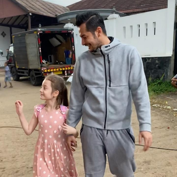 <p>Putri pertamanya, Shofia Sarah, selalu mencuri perhatian warganet. Gadis cantik ini punya paras bule yang sukses membuat publik terpesona. Tak hanya itu, ia dikenal juga sangat dekat dengan sang Ayah, Boy Hamzah. (Foto: Instagram @boyhamzah)</p>