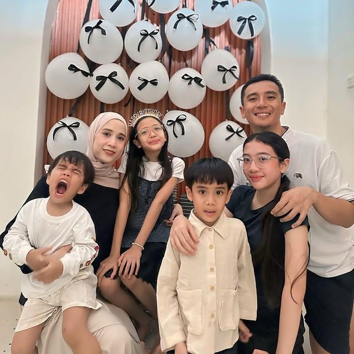<p>Fanny Febriana dan Zacky Badruddin telah menapaki perjalanan rumah tangga sejak 9 Juli 2011. Kini, mereka sudah 14 tahun menikah dan dikaruniai empat orang anak. Tepat pada 2 Oktober 2025, anak kedua mereka, Kaiza Aqeelah Badruddin, baru saja merayakan ulang tahunnya yang ke-10, Bunda. (Foto: Instagram @fannyfabriana)</p>