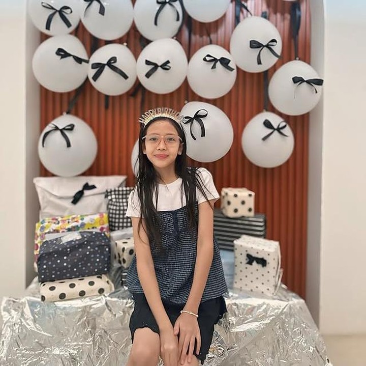 <p>Tak berhenti di situ, Fanny menambahkan ungkapan hangat untuk sang putri, "Kesayangan kita semua yang <em>super sweet</em>, baik hatinya, penyayang, lembut, pintar dan mandiri. Semoga selalu dalam lindungan Allah, solehah, sehat, dan <em>happy</em> ya <em>Babygirl</em>," tambah Fanny. (Foto: Instagram @fannyfabriana)</p>