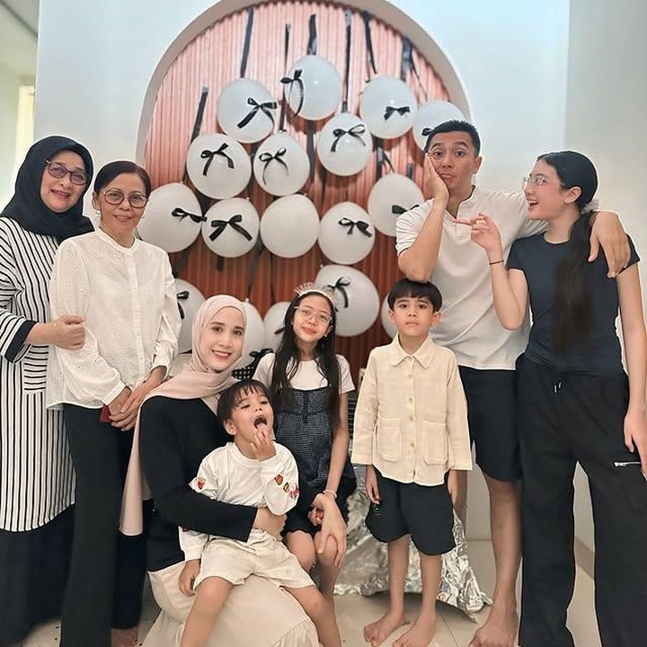 <p>Perayaan ulang tahun Kaiza pun semakin meriah dan hangat karena kehadiran dari keluarga besar, termasuk sang nenek, yang turut memeriahkan momen spesial putri kedua mereka. "Sebelumnya dibikin terharu sama Kai, pas Mama Papanya dikasih birthday wishlist dari Kaiza yang dia bikin sendiri di Canva, dia bilang "Mah, ini hanya wishlist aja ya tapi bukan berarti harus. Tapi kalau Mama punya rezeki boleh enggak satu yang ini aja, lainnya enggak usah. Tapi kalau enggak juga enggak apa-apa." Gimana Mamanya enggak meleleh dan langsung melukin Kaiza si anak pengertian," tulis Fanny tentang putrinya. (Foto: Instagram @fannyfabriana)</p>