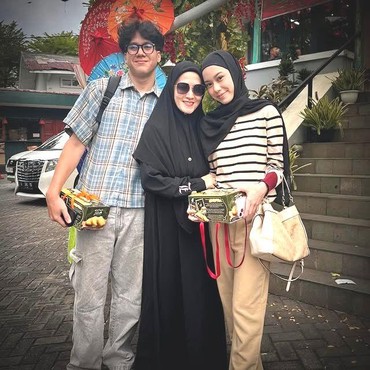 Begini Momen Haru Lyra Virna Lepas Anak Sambung Kembar Kuliah di Luar Kota