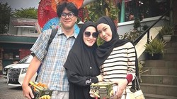 Begini Momen Haru Lyra Virna Lepas Anak Sambung Kembar Kuliah di Luar Kota