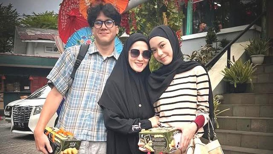 Potret Kedekatan Lyra Virna dan Anak Sambung Kembarnya