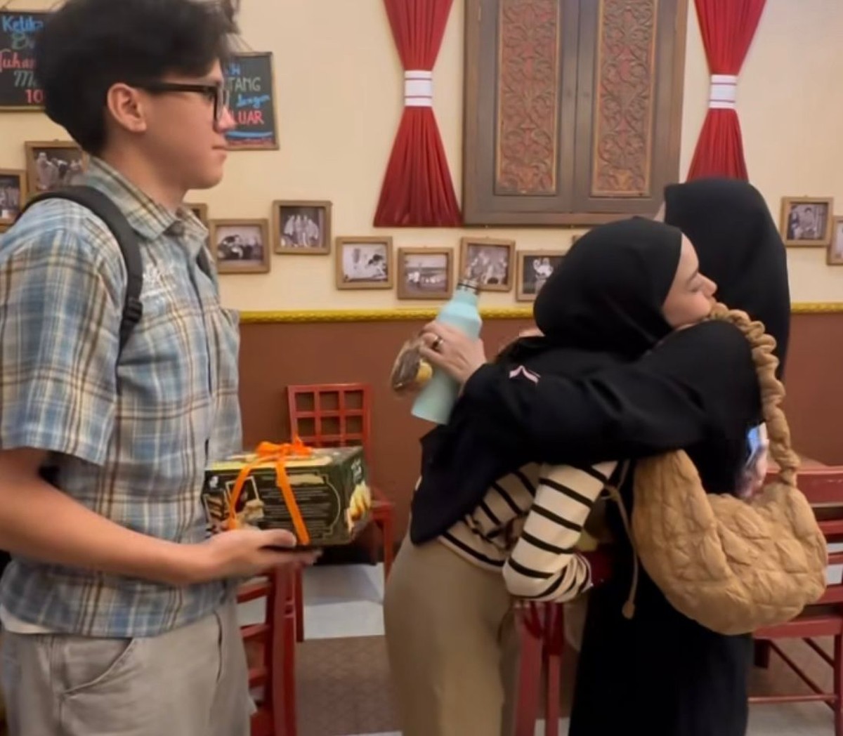 Potret Kedekatan Lyra Virna dan Anak Sambung Kembarnya