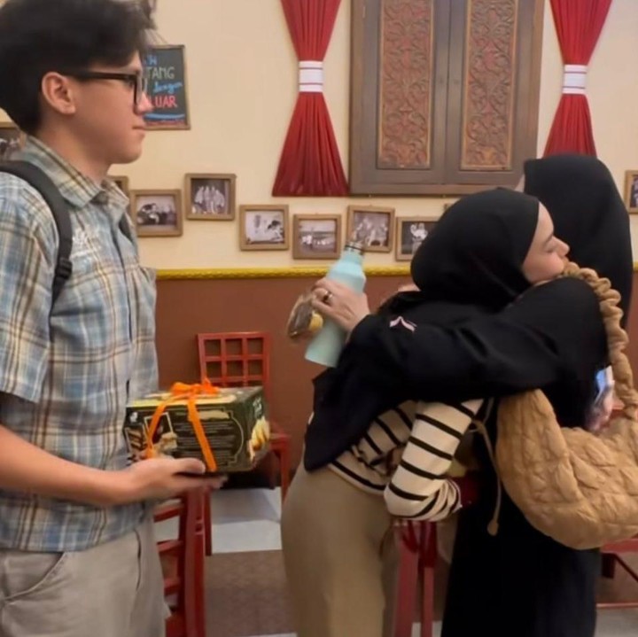 <p>Dalam unggahannya, Lyra tak kuasa menahan rasa rindu terhadap anak sambung kembarnya tersebut. "#<em>masyaAllahtabarakallah</em> #<em>allahummabarik</em> #<em>alhamdulillah</em> melepas kangen sm 'anak semarang' , dengerin cerita2nya, pelukin, ciumin, kangen banget," tulis Lyra lewat unggahannya di Instagram. (Foto: Instagram @lyravirna)</p>
