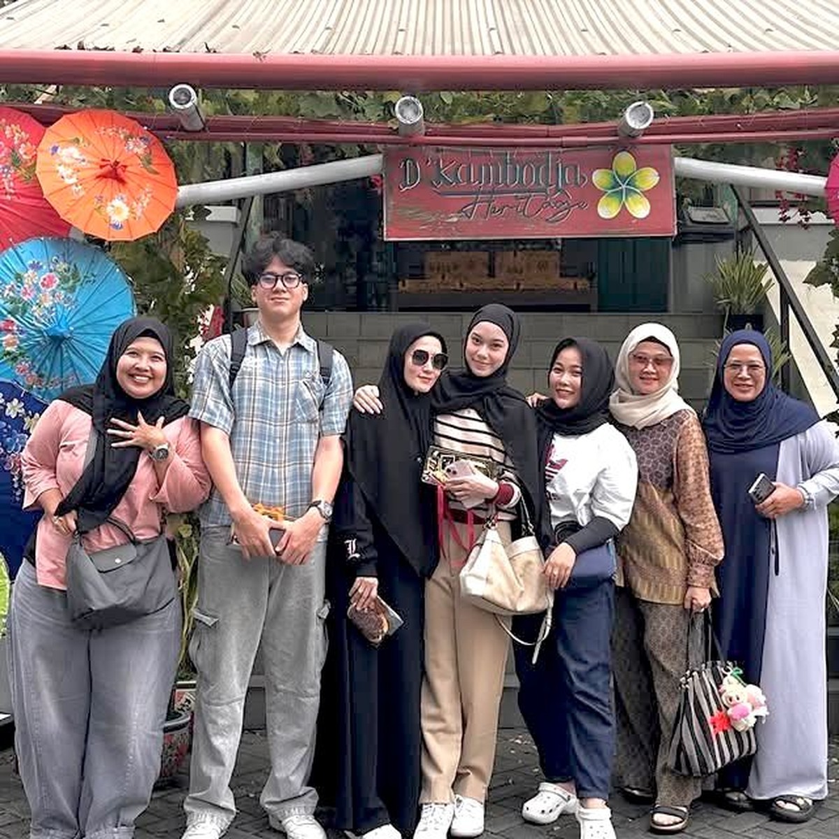 Potret Kedekatan Lyra Virna dan Anak Sambung Kembarnya