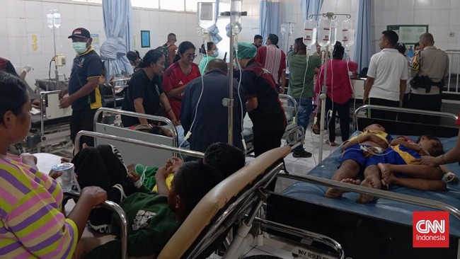 Korban keracunan setelah mengonsumsi makanan bergizi gratis di NTT terus bertambah, mencapai 162 orang. Mereka dirawat di beberapa lokasi.