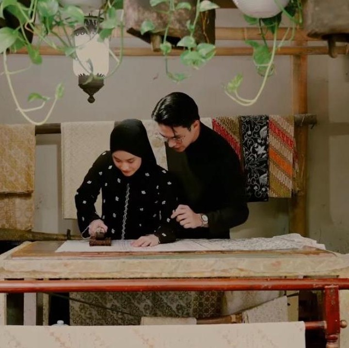 <p>Rey juga menuliskan <em>caption</em> puitis dan romantis pada <em>postingan</em> yang satu ini. &ldquo;Dua jiwa duduk diam, seni berbicara lewat warna, cinta menjawab lewat heningnya mata. Selamat Hari Batik Nasional,&rdquo; tulis Rey.&nbsp;(Foto: Instagram@rey_mbayang)</p>