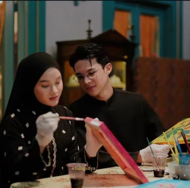 <p>Momen itu diketahui langsung melalui sebuah video singkat yang diunggah oleh Rey dan Dinda di akun Instagram pribadinya. &ldquo;<em>Batik date,&rdquo; </em>tulis Rey, dikutip dari laman Instagram <em>@rey_mbayang,</em> Jumat (3/10/2025).&nbsp;(Foto: Instagram@rey_mbayang)</p>