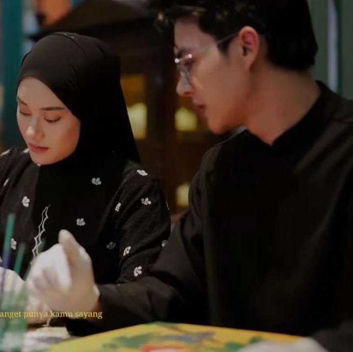 <p>Sejumlah artis Indonesia turut memperingati Hari Batik Nasional yang jatuh pada setiap tanggal 2 Oktober. Begitu juga dengan pasangan Rey Mbayang dan Dinda Hauw yang baru menjalani <em>batik date.</em> (Foto: Instagram@rey_mbayang)</p>