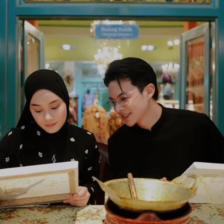 <p>Pasangan ini terlihat memperingati hari batik dengan melukis menggunakan canting (alat pembuat batik) di sebuah kanvas. Keduanya pun tampil kompak mengenakan baju berwarna hitam.&nbsp;&nbsp;(Foto: Instagram@rey_mbayang)</p>