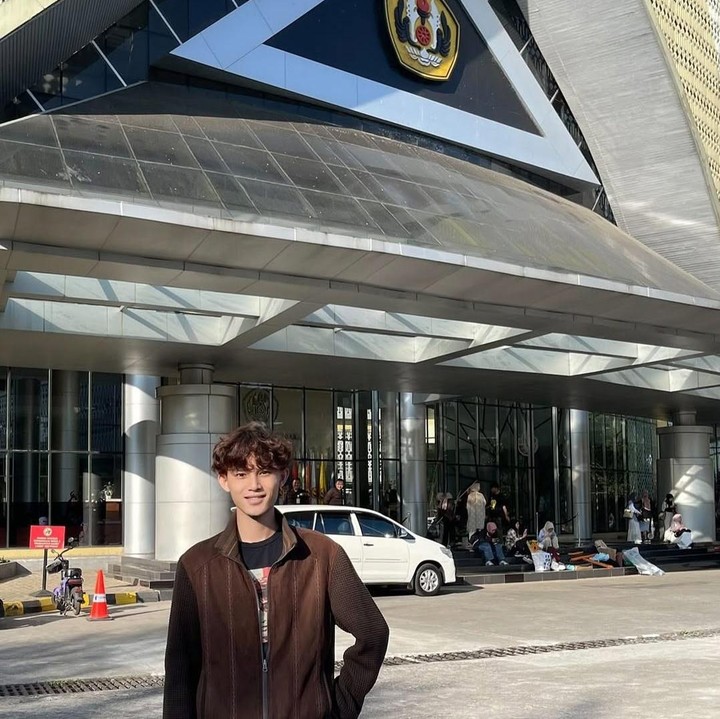 <p>Rizky Langit Ramadhan merupakan anak semata wayang Rossa dari pernikahan yang berakhir cerai dengan Yoyo Padi. Saat ini, Rizky diketahui tengah merantau ke Bandung untuk melanjutkan studi di Universitas Padjadjaran (Unpad). Baru-baru ini, Rizky diterima sebagai mahasiswa di Fakultas Ilmu Sosial dan Ilmu Politik, melalui jalur IUP (International Undergraduate Program). (Foto: Instagram @itsrossa910)</p>