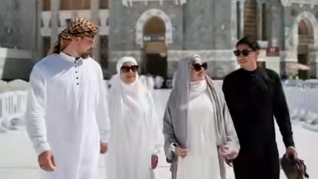 Umrah Bareng Keluarga, 6 Foto Sarah Azhari Adem Pakai Gamis dan Hijab Bikin Pangling