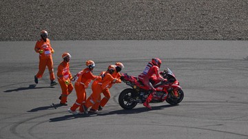 Berita Panas dari Dunia Sport CNN : FOTO: Crash Marquez Warnai Hari Pertama MotoGP Mandalika 2025