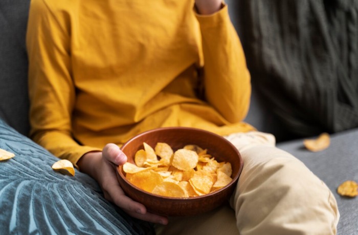 Taurus dikenal sebagai zodiak yang cinta kenyamanan, termasuk lewat makanan. Mereka selalu siap dengan camilan favorit seperti cokelat, kacang, hingga keripik./ Foto: freepik.com