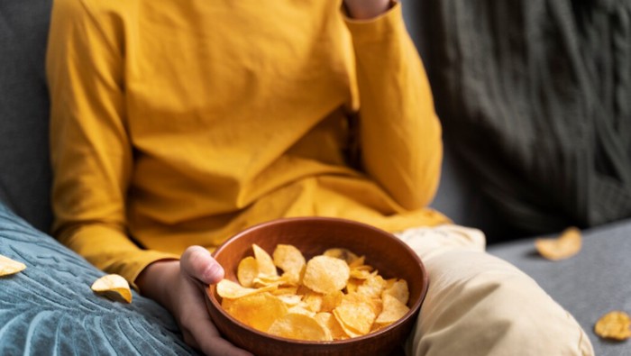 Taurus dikenal sebagai zodiak yang cinta kenyamanan, termasuk lewat makanan. Mereka selalu siap dengan camilan favorit seperti cokelat, kacang, hingga keripik./ Foto: freepik.com